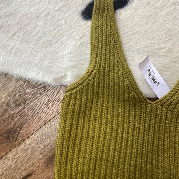 sleeveless knitwear top with a V-neckline - Picture 3 of 6